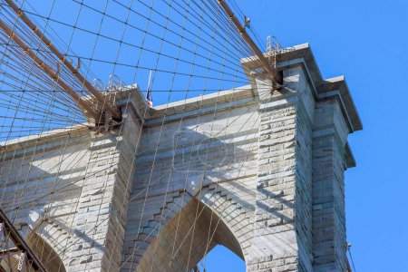 Eine atemberaubende architektonische Detailansicht der Brooklyn Bridge in New York City, Vereinigte Staaten