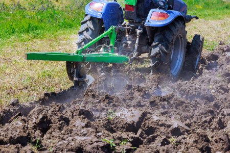 Les tracteurs labourent les terres à l'automne pour les préparer à la plantation au printemps