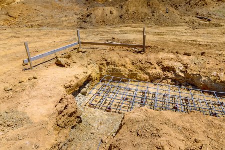 Verstärkung des Untergrundes im Graben ist bereit für Fundamente, die gegossen werden