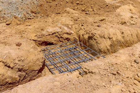 Nachdem die Bewehrung des Untergrundes im Graben verlegt wurde, kann das Fundament gegossen werden