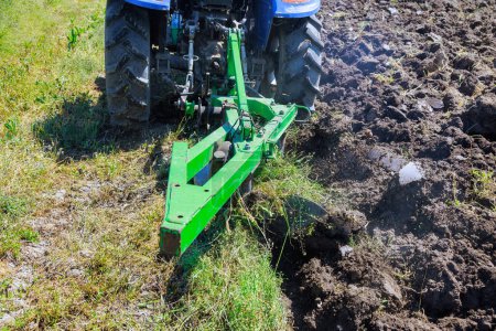Les tracteurs préparent la terre pour les travaux de printemps en la labourant à l'automne