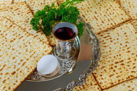 Copa de vino Kosher, matzah flatbread celebrando la Pascua con atributos de pesaj judíos