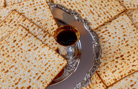 Jüdisches Haus sorgfältig auf Pessach-Feierlichkeiten mit koscherem Rotwein ungesäuertes Brot Matzo vorbereiten