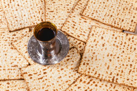 Una copa de vino de pan de matzá judío sin levadura con símbolos navideños de Pascua