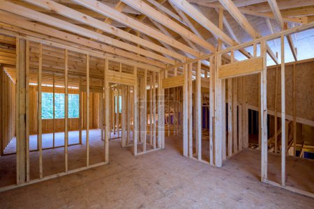 Durante la construcción de una nueva casa, vigas de marco sin terminar área de casa de madera utilizada para la construcción