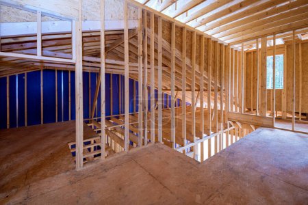 Le cadre de la nouvelle maison résidentielle inachevée en construction est constitué de poutres de soutien en bois