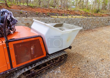 Téléchargez les photos : Transport du béton sur le chantier à l'aide de béton auto-vidé sur rail en caoutchouc - en image libre de droit