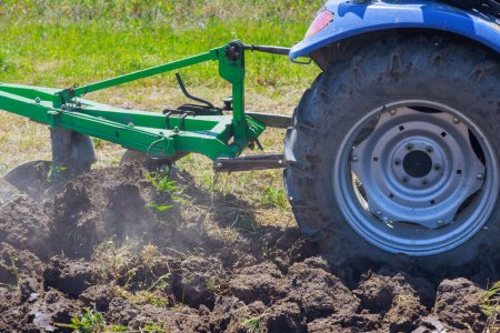 Champ de charrues tracteur pour semer du grain au printemps, cultivant le sol