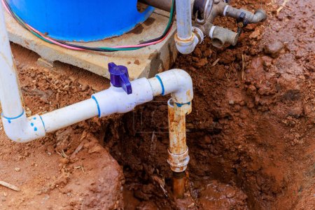 Téléchargez les photos : L'eau est reliée à une pompe de puits par un pipeline souterrain pour une nouvelle maison - en image libre de droit