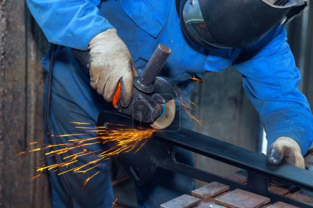 Foto de Trabajar con chispas de una amoladora angular en metalurgia con gafas especiales - Imagen libre de derechos