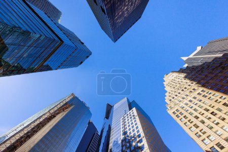 Rascacielos modernos edificios de oficinas de negocios dominan el paisaje urbano en Manhattan, Nueva York, EE.UU.