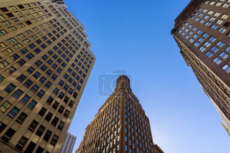 Rascacielos edificios de oficinas de negocios dominan el paisaje de Manhattan de la ciudad de Nueva York EE.UU. paisaje urbano moderno.