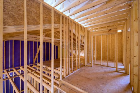 Nueva casa residencial inacabada en construcción con marco de viga de soporte de madera