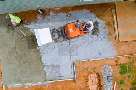 Nasser Zement wird während des Fundamentbaus mit einem selbstkippenden Gleisbeton-Buggy in das Gerüst gegossen
