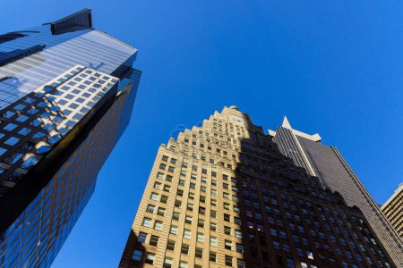 Manhattan, Nueva York EEUU Moderno paisaje urbano urbano con rascacielos edificios de oficinas de negocios de abajo hacia arriba.