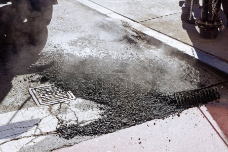 Téléchargez les photos : Nouvelle construction d'asphalte refaisant surface mauvaise route de la ville - en image libre de droit