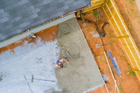 Beton für Zufahrt am neuen Haus mit nassem Zement gegossen