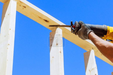 Foto de El uso de sierra alternativa para cortar vigas de madera es tema de construcción que utiliza herramientas eléctricas - Imagen libre de derechos