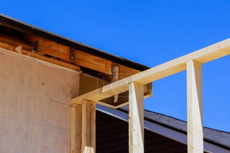 Durante la nueva construcción de mejoras para el hogar sin terminar vigas de marco casa de madera un área de construcción