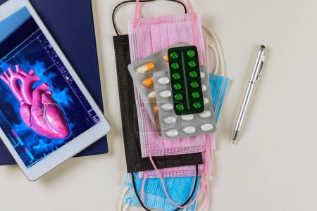 El médico de cardiología examina la exploración radiológica 3D de la prestación para el corazón del paciente durante un examen en el hospital en tableta digital