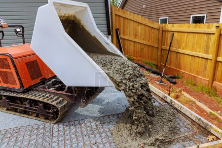 Es ist notwendig, nassen Zement in das Gerüst aus Beton Buggy mit Selbstkippen Track Beton Buggy während der Errichtung des Fundaments gießen