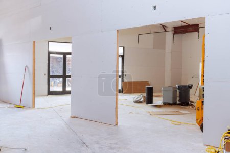 Foto de Preparándose para enlucir las paredes de un apartamento de nueva construcción con paneles de yeso - Imagen libre de derechos
