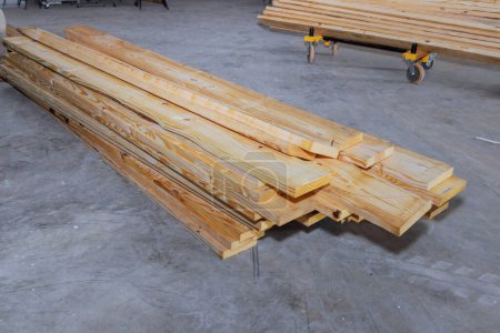 Foto de En el sitio de construcción, las tablas de madera están apiladas listas para su uso - Imagen libre de derechos