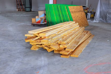 Les panneaux en bois empilés sur le chantier sont prêts à l'emploi