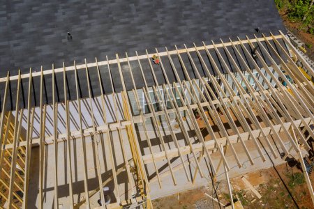 Foto de Marco de madera soporta vigas perno marco de madera con interior inacabado nueva casa - Imagen libre de derechos