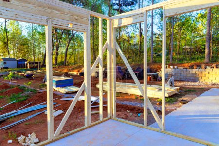 Foto de Una casa nueva interior inacabada con vigas de soporte de marco de madera - Imagen libre de derechos