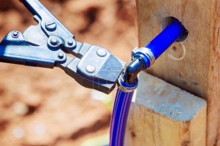 Klempner verbindet blaue PVC-Rohre für Wasserleitungen