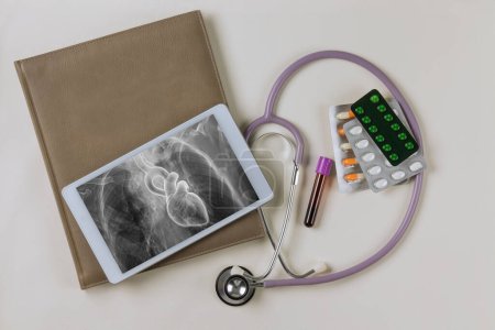 Kardiologe untersucht mit 3D-Röntgenbild Röntgenbild des Herzkrankenhauses auf digitalem Tablet