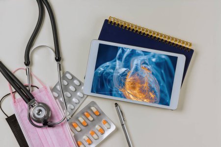 En el hospital, el cirujano cardiotorácico examina la radiografía 3D del corazón del paciente en tabletas digitales