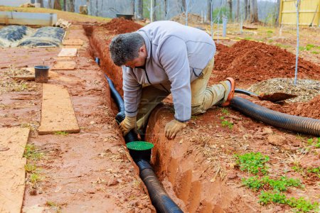 Tuyau de drainage pluvial d'installation dans le drain de tranchée avec pour drainer l'eau de pluie
