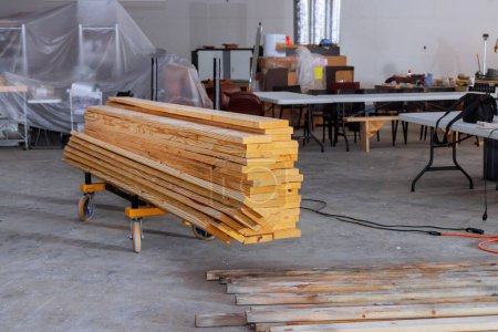 Des planches de bois empilées sur chantier sont prêtes à l'emploi