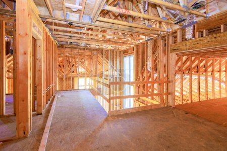 Neues Wohnhaus im Bau ist der Rahmen eines Rohbaus aus Holz mit Holzfachwerk, Pfosten-Balken-Fachwerk