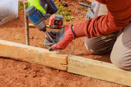 Création de coffrages pour maisons de fondation en béton utilisant un système de bois amovible