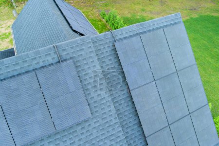 Système d'énergie verte renouvelable sur le toit de la maison utilisant des panneaux solaires photovoltaïques