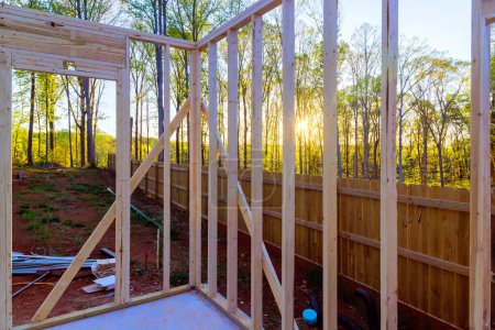 Foto de Nueva casa marco de madera soporta vigas espárragos marco de madera con interior inacabado - Imagen libre de derechos
