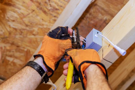 Neubau des Eigenheims erforderliche Installation von Stromverteilerkasten für LED-Deckeneinbauleuchten