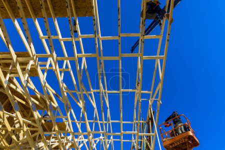 Bau des Gebäudes, sind Holzbalken Rahmen Dachwand der neuen Residenz im Prozess der Konstruktion