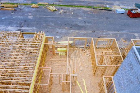 Foto de En el proyecto de construcción residencial, los marcos de madera inacabados se utilizan durante la construcción de nueva estructura - Imagen libre de derechos