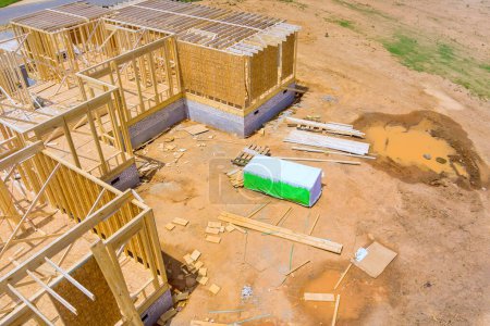Beim Bau der neuen Residenz werden Rohbauten als Rahmen für Holzbalken verwendet
