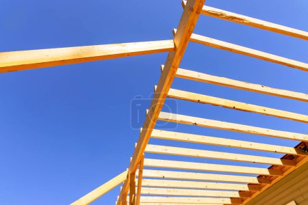 Verwendung von Holzrahmen, um Balken zu stützen Holzrahmen mit einem unfertigen bei während des Umbaus Haus