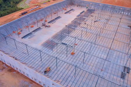 En construction dans l'entrepôt, structure en acier cadre de la ferme de toit est installé