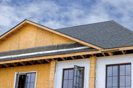 Als Teil der Konstruktion des Hauses, Balkengerüst mit Sperrholz installiert wird, sind Dachrinnenhalter weich Faszienverkleidung installiert