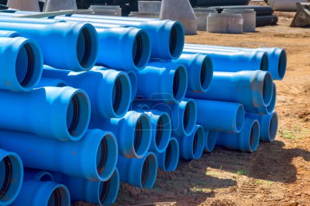 Auf der Baustelle gibt es blaue PVC-Rohre für die Verlegung von Leitungswasser zum neuen Haus