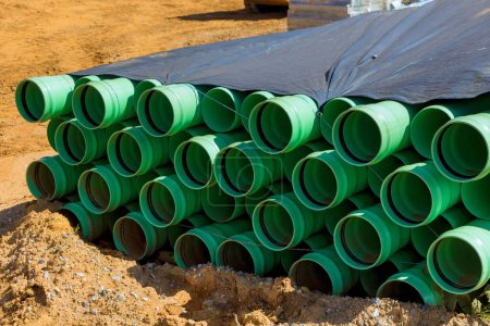 Es gibt grüne PVC-Rohre auf Baustellen für die Installation der Wasserversorgung für neue Residenz installiert