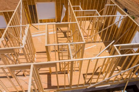 Rahmen des neuen unfertigen Wohnhauses im Bau besteht aus Holzträgern Balken