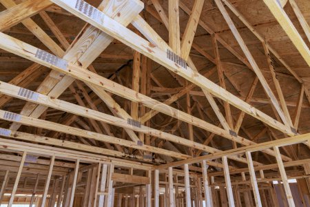 Cuando se está construyendo un nuevo hogar, las vigas de palo se utilizan como marco